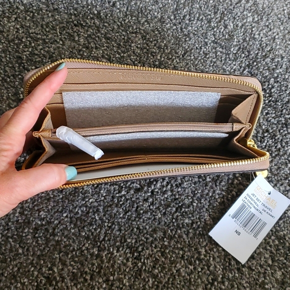 NWT Michael kors jet set wallet.. - Picture 4 of 4